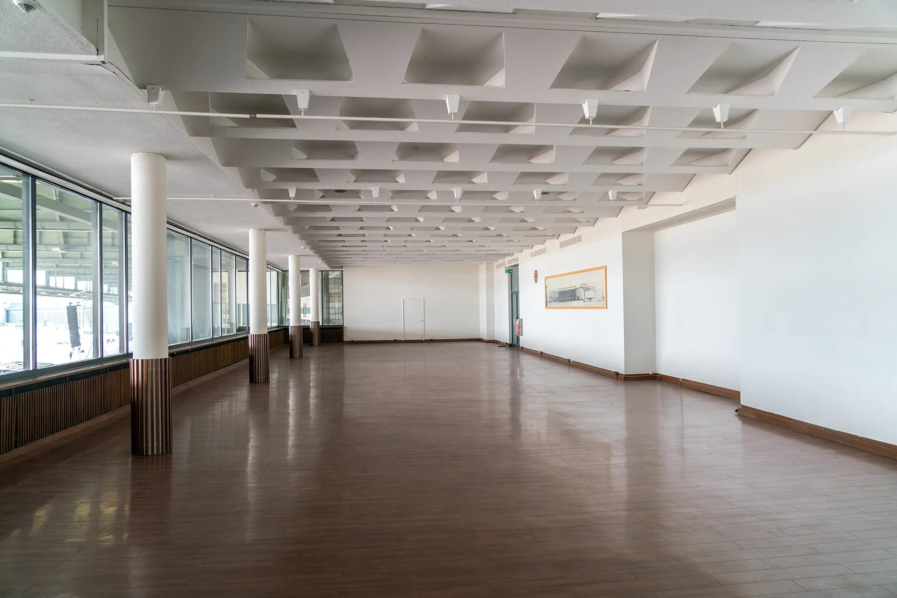 LARGE-HALLWAY-WITH-LARGE-WINDOWS-AND-HIGH-CEILINGS-2023-11-27-05-13-33-UTC