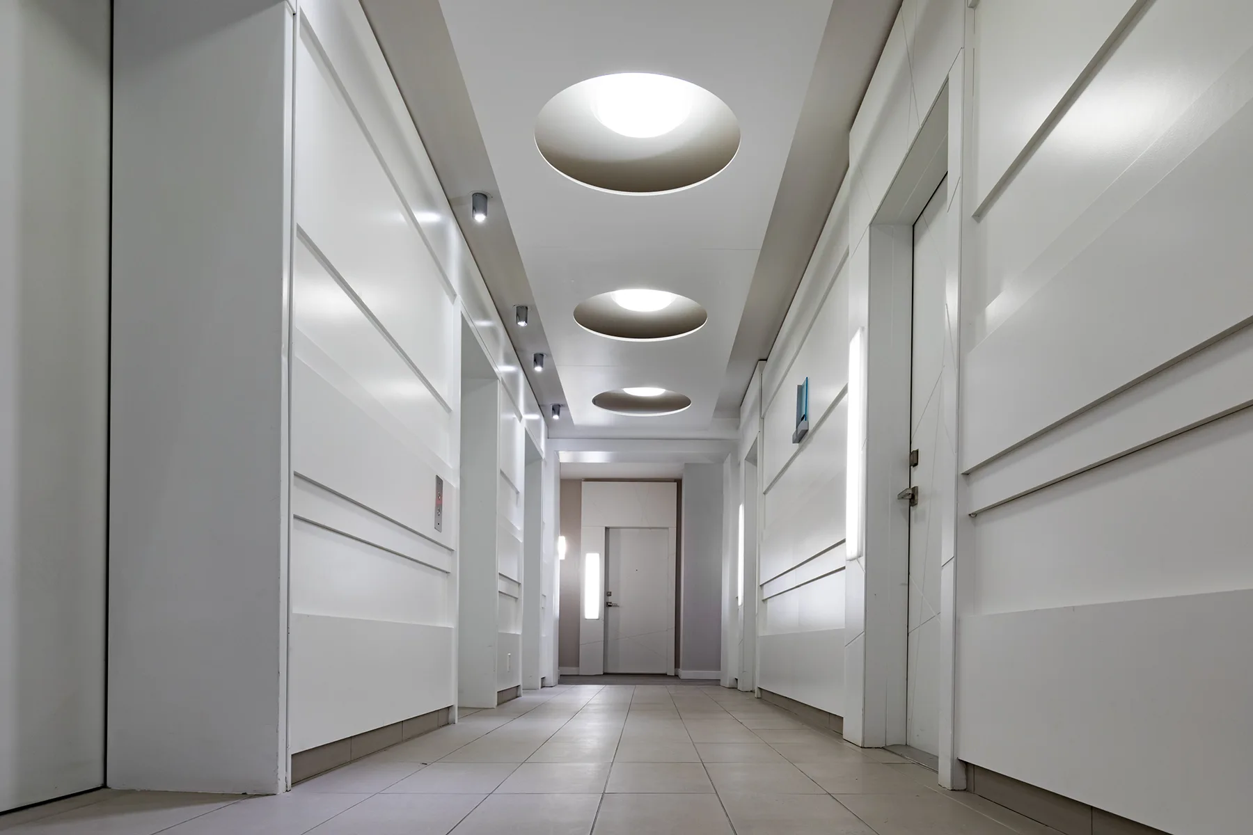 WHITE-HALL-INSIDE-A-BUILDING-WITH-TURNED-ON-LIGHTS-2023-11-27-05-20-38-UTC